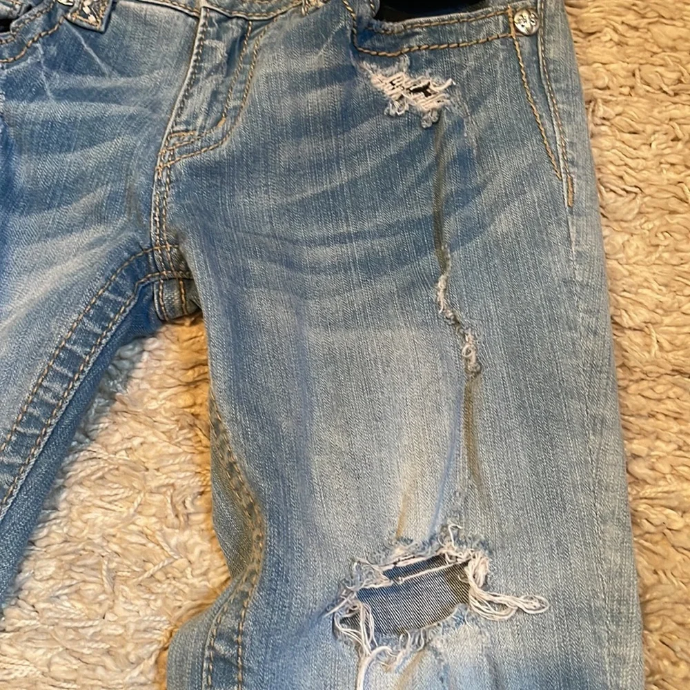 Miss Me Signature Crop Distressed Light Wash Low-Rise Size 29 - Picture 5 of 15